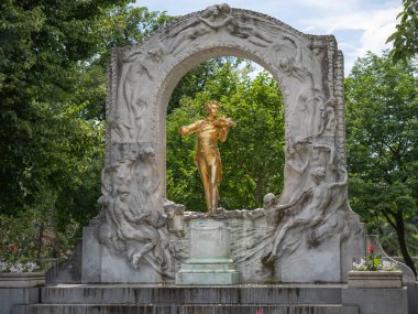 Viyana 'daki StadtPark' taki Johann Strauss Altın Heykeli.