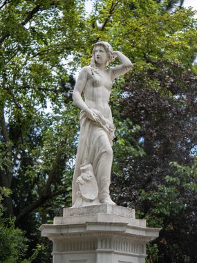 Viyana 'nın Stadtpark' ında Yeşilliğin Ortasında Klasik Mermer Bakire Heykeli.