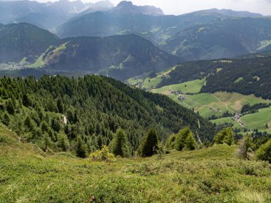 İtalya 'nın Koronlar Planı' nın Rocky Zirvesi 'nden Dolomitlerin Panoramik Görünümü.