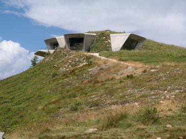 Somut Eğriler ve Cam Panoramalar: Eşsiz Messner Müzesi Koronlar Planında Tasarım, İtalya.