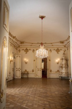 Avusturya, Viyana 'daki Schnbrunn Sarayı' ndaki Barok Salonunda Kristal Avize