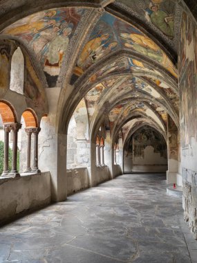 Karmaşık Duvar, Taş Kemerler ve Freskli Tavan, Bressanone - İtalya.
