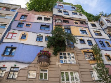 Renkli Hundertwasser Köy Binaları, Avusturya, Viyana 'da Sanat ve Mimarlık Harmanı.