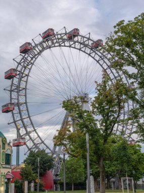 Avusturya Bulutlu Gökyüzüne Karşı Klasik Kırmızı Kulübelerle Tarihi Viyana Dönme Dolabı.