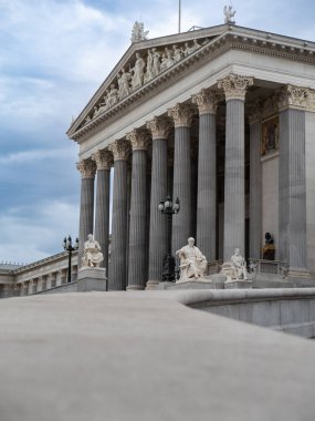 Avusturya İkonik Sütunları ve Heykelleriyle Viyana 'daki Neoklasik Parlamento Binası Cephesi.