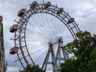 Avusturya Bulutlu Gökyüzüne Karşı Klasik Kırmızı Kulübelerle Tarihi Viyana Dönme Dolabı.