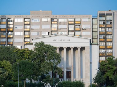 Arka planda Yenilenmiş Kilise ve Modern Dairenin Neoklasik Cephesi, Budapeşte - Macaristan.