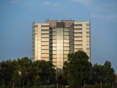 Duna Kulesi, MetLife 'ın Budapeşte Karargahının Parlak Cam Cephesi: Budapeşte' de Çarpıcı bir Gökdelen - Macaristan.