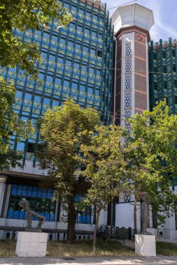 Viyana 'daki Çağdaş Mimarlık: Modern Çerçeve Yüzü ve Geometrik Desenlerle Kaplanmış Bir Bina, Avusturya.