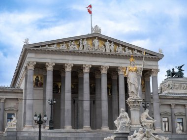 Avusturya İkonik Sütunları ve Heykelleriyle Viyana 'daki Neoklasik Parlamento Binası Cephesi.