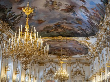 Schnbrunn Sarayı, Viyana, Avusturya 'da Opulent Chandelier