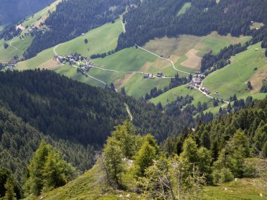 İtalya 'nın Koronlar Planı' nın Rocky Zirvesi 'nden Dolomitlerin Panoramik Görünümü.