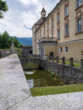 Brixen Bishop 's Palace ve şehrin Piskopos Müzesi ile çevrili bahçeleri, İtalya.