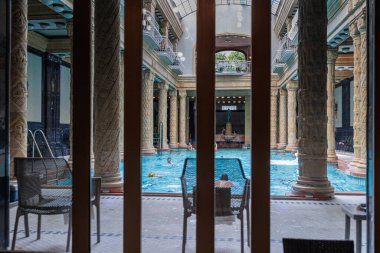 İçerideki Gellrt Oteli Yüzme Havuzu ve İnsanlarla Spa, Budapeşte - Macaristan