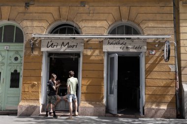 Budapeşte, Macaristan 'daki Uri Muri Bar' da İçkinin Tadını Çıkarıyorlar.