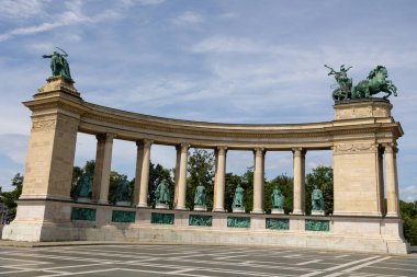 Budapeşte, Kahramanlar Meydanı 'ndaki Colonnade Panoramik Manzarası.