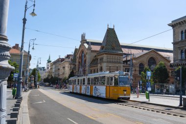 Macaristan 'ın Sarı Tramvayı ile birlikte Fovam Meydanı' ndaki Budapeşte Tarihi Merkezi Pazar Salonu.