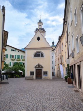 İtalya 'nın Bressanone şehrinde bir Barok Azizler Kilisesi Gotthard ve Erard cephesi.