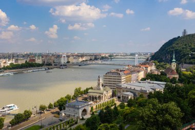 Macaristan 'ın Budapeşte kentindeki Tuna Nehri üzerindeki Elisabeth Köprüsü