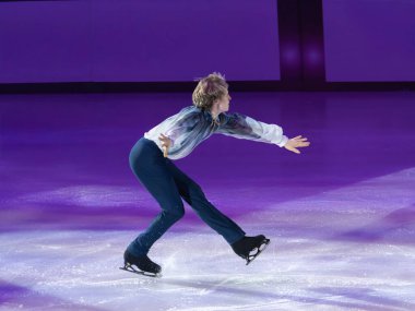 Buz pistinde artistik ve teknik performans sergileyen patenci.