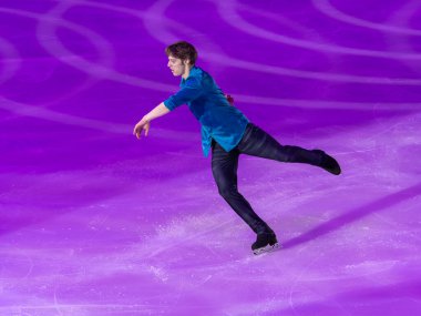 Buz pistinde artistik ve teknik performans sergileyen patenci.