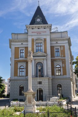 Tarihi Neoklasik Viyana Acil Servisleri Binası Süslü Cephe, Berufsrettung Wien Merkezi - Avusturya.