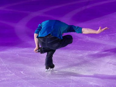 Genç Patenci Buz Pistinde Dönüyor.