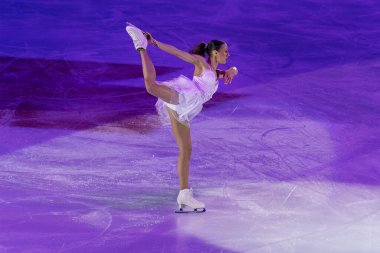 Buz pistinde artistik ve teknik performansını sergileyen patenci.