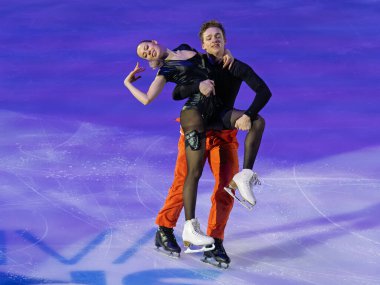 Buz pateni pistinde sanatsal ve teknik performans sergileyen çift.