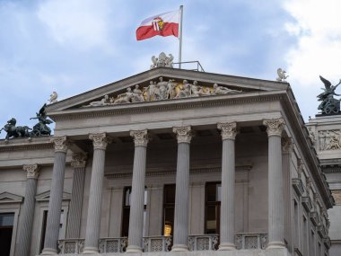 Avusturya İkonik Sütunları ve Heykelleriyle Viyana 'daki Neoklasik Parlamento Binası Cephesi.