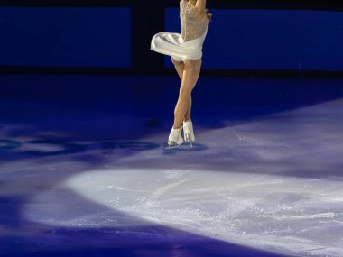 Buz pateni pistinde Zıplama, Sanatsal ve Teknik performans sergiliyor.