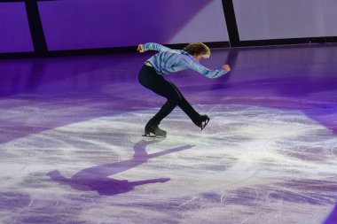 Buz pistinde artistik ve teknik performans sergileyen patenci.