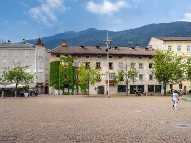 Bressanone 'nin Renkli Kasaba Meydanı Ağaçlar ve Evin Önü, İtalya.