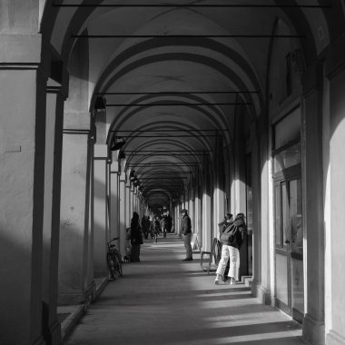 Tarihsel Portico, San Luca Tapınağına Giden İnsanlarla Kapalı Yürüyüş, İtalya.