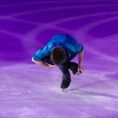 Bologna, İtalya - 5 Ocak 2025: Buz pateni pistinde Genç Patenci.