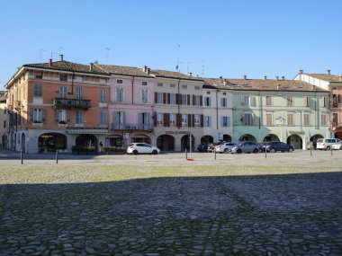 Colonno 'nun Ana Meydanı, Parma - İtalya' daki Renkli Tarihi Binalar Cephesi.