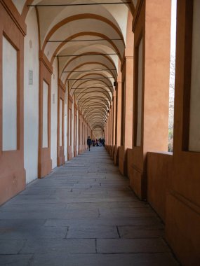 Tarihsel Portico, San Luca Tapınağına Giden İnsanlarla Kapalı Yürüyüş, İtalya.