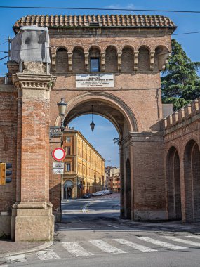 Tarihsel Bologna Saragozza Kapısı ve Trafik Sahnesi, İtalya.