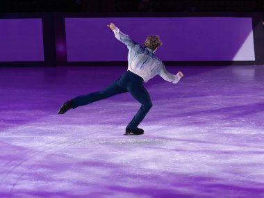Bologna, İtalya - 5 Ocak 2025: Buz pistinde artistik ve teknik performans sergileyen patenci.