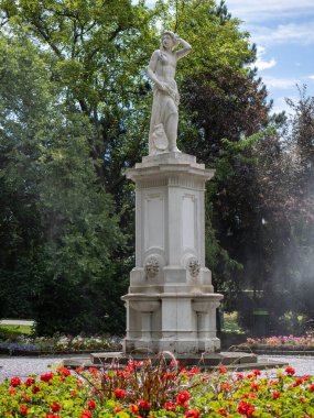 Viyana 'nın Stadtpark' ında Yeşilliğin Ortasında Klasik Mermer Bakire Heykeli.