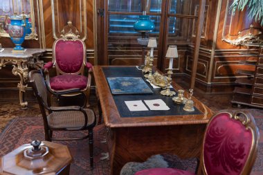 Avusturya, Viyana 'daki Schnbrunn Sarayı' nda, İmparator 'un Masası, Karmaşık Ahşap ve Kadife Döşemeli Opulent Kütüphanesi