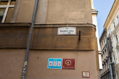 Budapeşte, Macaristan 'da Sarı Tarih Cephesi ve Kazinczy Sokak Tabelası.