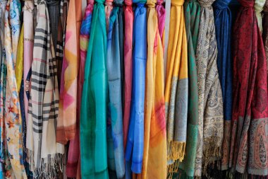 Her tarz için Renkli Yazdırılmış Eşarp Koleksiyonu, Moda Kumaşları.