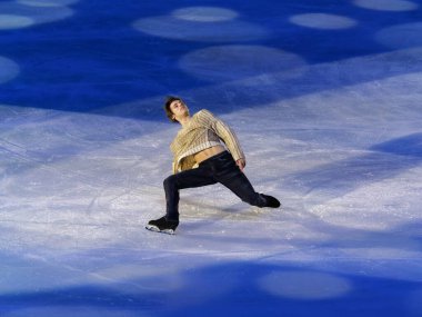 Buz pistinde artistik ve teknik performans sergileyen patenci.