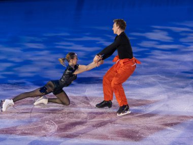 Buz pateni pistinde sanatsal ve teknik performans sergileyen çift.