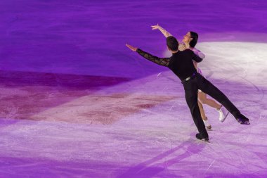 Buz pateni pistinde sanatsal ve teknik performans sergileyen çift.