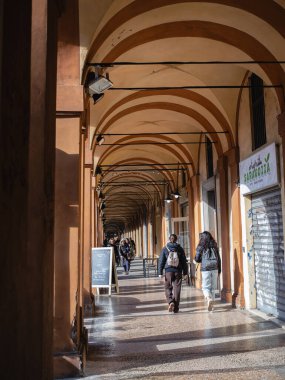 Tarihsel Portico, San Luca Tapınağına Giden İnsanlarla Kapalı Yürüyüş, İtalya.