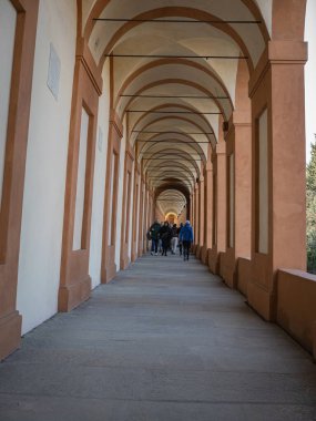 Tarihsel Portico, San Luca Tapınağına Giden İnsanlarla Kapalı Yürüyüş, İtalya.