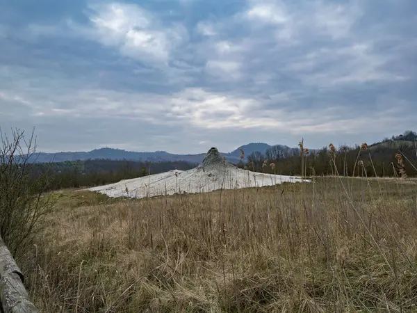 Doğal Çamur oluşumu ve Vegetation ve Hills in Salse di Nirano, Modena - İtalya.
