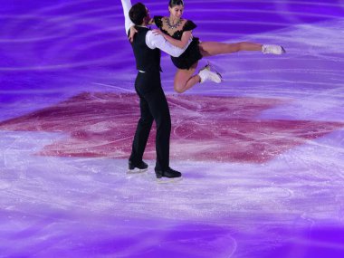 Buz pateni pistinde sanatsal ve teknik performans sergileyen çift.